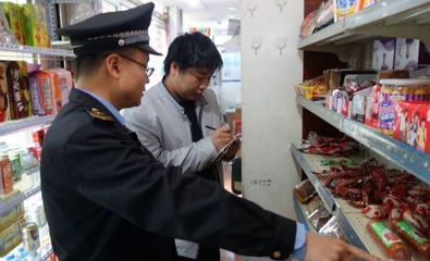 東城區(qū)專項(xiàng)抽檢 酒類經(jīng)營與校園周邊“五毛零食”治理雙管齊下，超220件問題產(chǎn)品下架